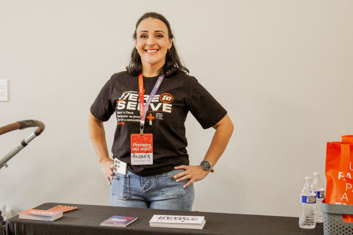 Voluntária da equipe Here to Serve