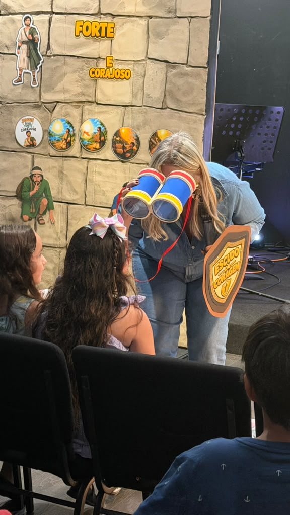 Crianças cantando no culto