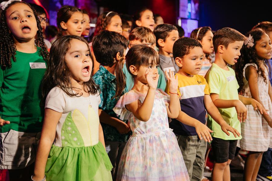 Crianças cantando no culto